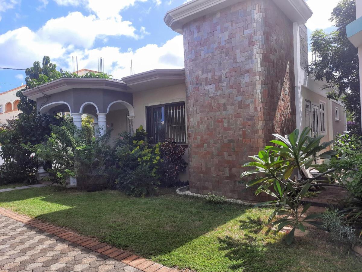 Cardamon Villa Is A 2 Bedroom With 1 Bathroom And Seperate Toilet Detached House With Ac And Swimming Pool , 5 Minutes Walk From Flic En Flac Public Beach Zewnętrze zdjęcie
