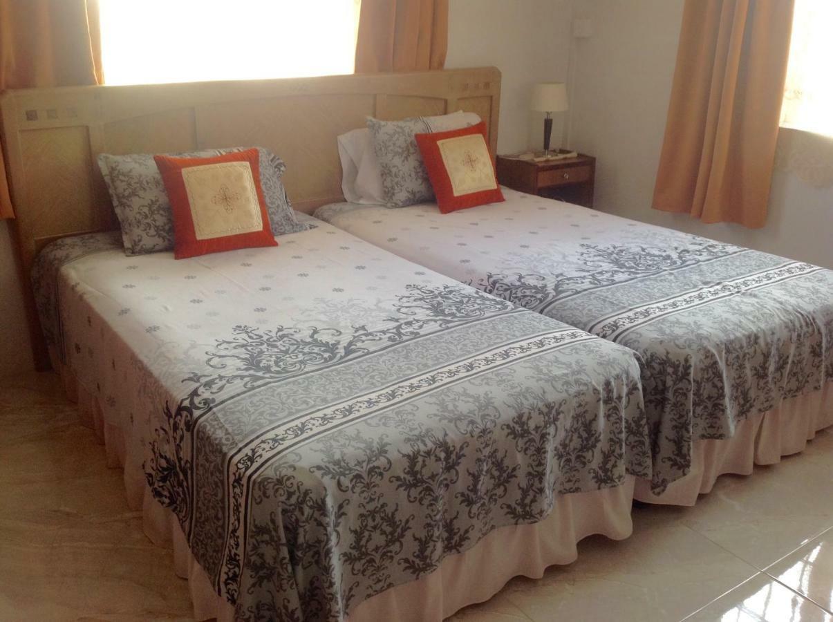 Cardamon Villa Is A 2 Bedroom With 1 Bathroom And Seperate Toilet Detached House With Ac And Swimming Pool , 5 Minutes Walk From Flic En Flac Public Beach Zewnętrze zdjęcie